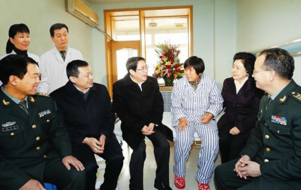 2月13日,山西省委书记,省人大常委会主任袁纯清专程前往省城解放军264