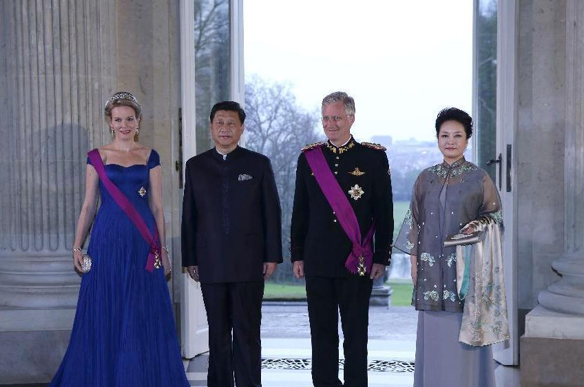 人民日报就习近平主席出访着装再议中国的礼服