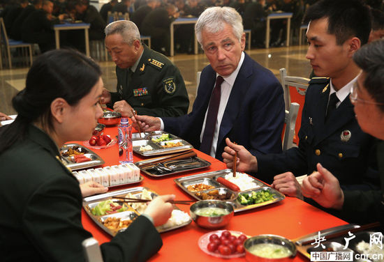 美国国防部长与北京昌平士官学校学员共进午餐