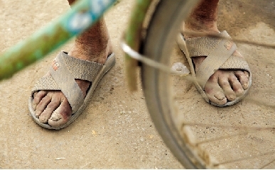 70岁老汉为寻子几乎成乞丐 吃剩馒头睡立交桥下