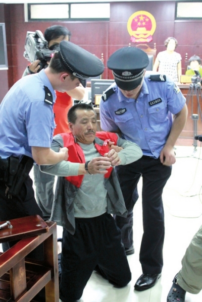 父亲涉嫌窝藏受审          京华时报讯 得知儿子刘艳明犯下了强奸