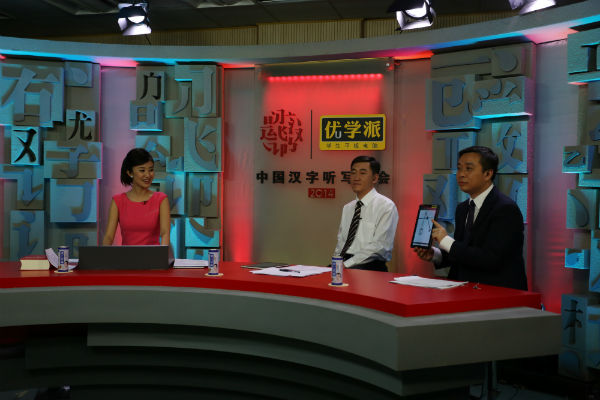 面对"饧涩","阃奥"这些成人体验团书写正确率为零的词汇,他也是流利