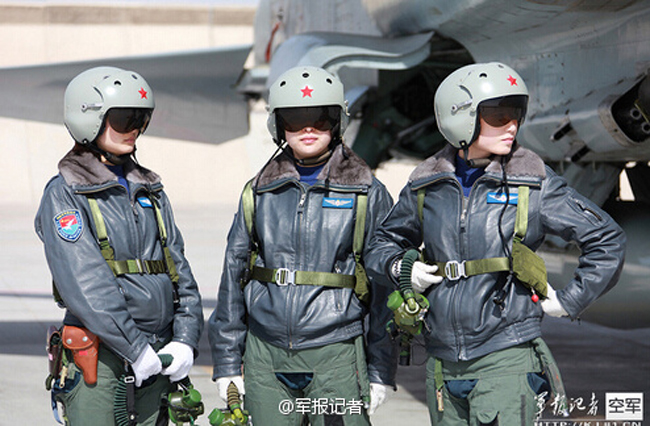 空军首批歼击机女飞行员将驾歼-10亮相航展(0/5)