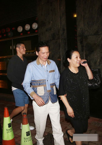 向华强现身避谈周星驰 向太:要个说法