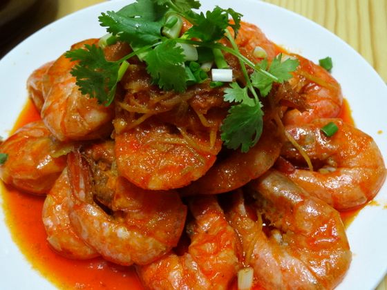 菜品色泽枣红亮丽,味香飘逸,鲜嫩微甜,油润适口,是著名的美味佳肴.