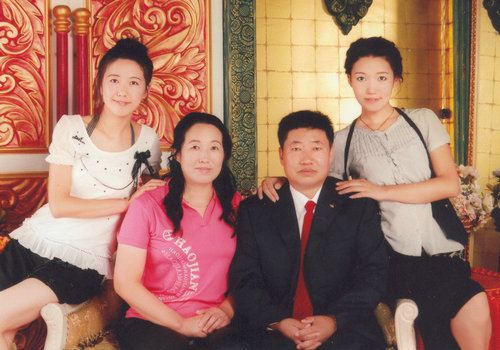 于海河生前和妻子女儿的合影.