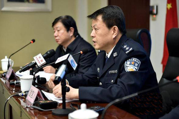 汪凡(右)在案件新闻发布会上