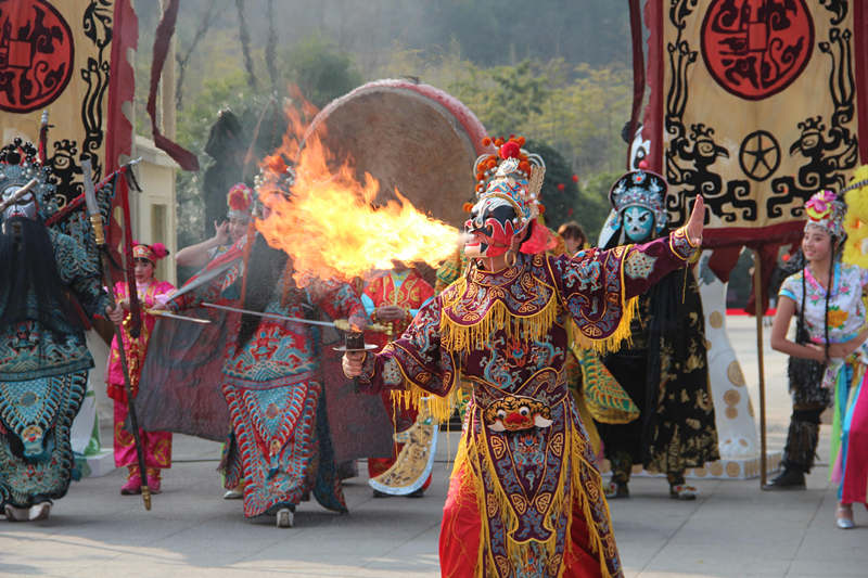 四川民俗艺术家现场带来喷火表演.