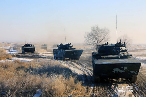 图为装甲分队快速机动.聂宏杰摄