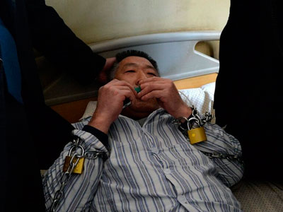 男子在医院赖床近3年 两手绑铁链拒下床