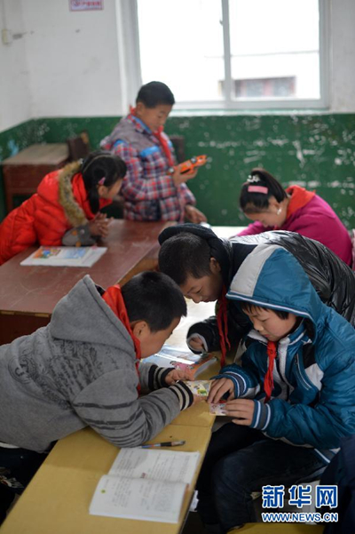 3月2日,两个年级的学生课间休息时凑到一起玩耍交谈.