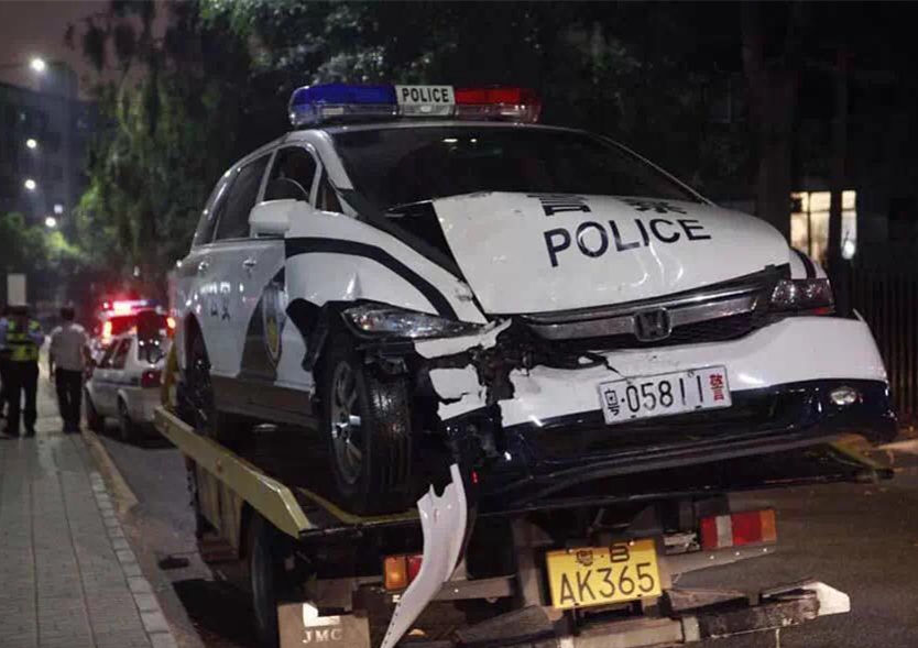 深圳一警车撞上宾利 现场未发现警车司机(图)