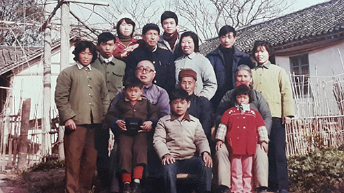 赵志刚与曾外祖父,外祖父母,父母四世同堂全家福 大家看看哪个是"罗兰