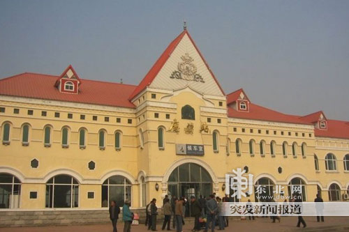 黑龙江庆安火车站一男子夺幼童袭警抢枪被当场击毙