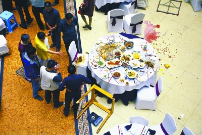 婚宴现场一片狼藉.记者杨涛 摄