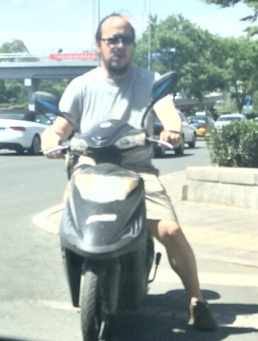 窦唯骑电动车近照曝光 发福明显略秃顶(图)