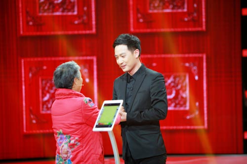 央视头号"男神"之争 《等着我》寻人团团长舒冬人气直逼撒贝宁