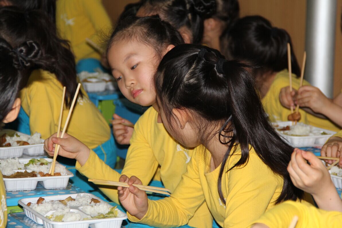 六一晚会花絮:蹲在地上吃盒饭的小演员们