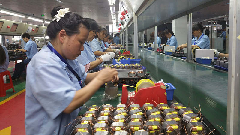 车间工作人员正在有条不紊的包装