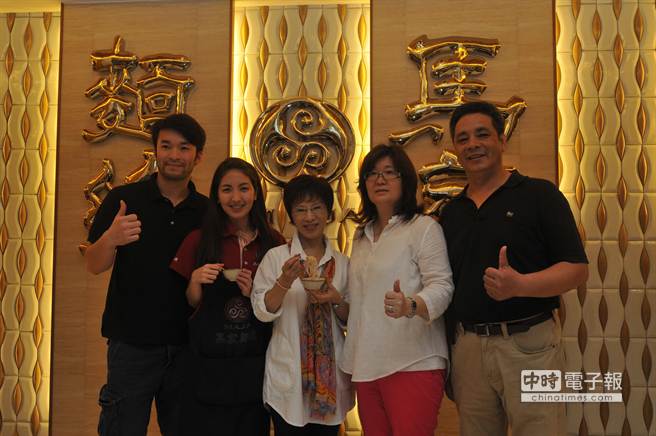 洪秀柱访金门准备政见会 受当地民众簇拥欢迎(图)