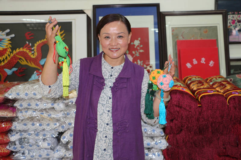 刘兰芳将香包卖到美国去