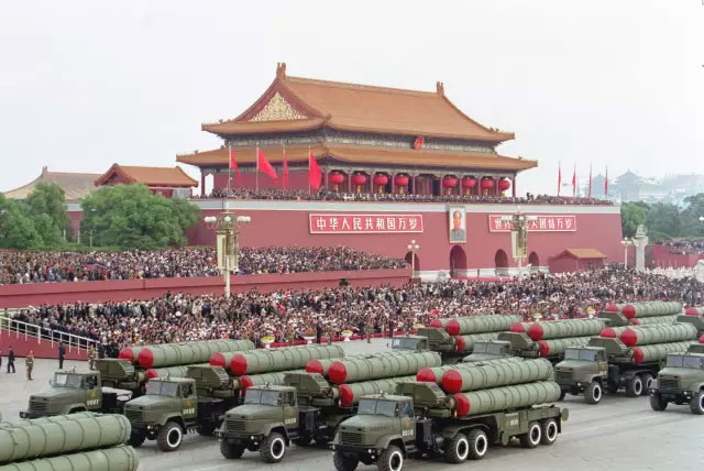 图为1999年10月1日,空军新型地空导弹方队通过天安门广场.