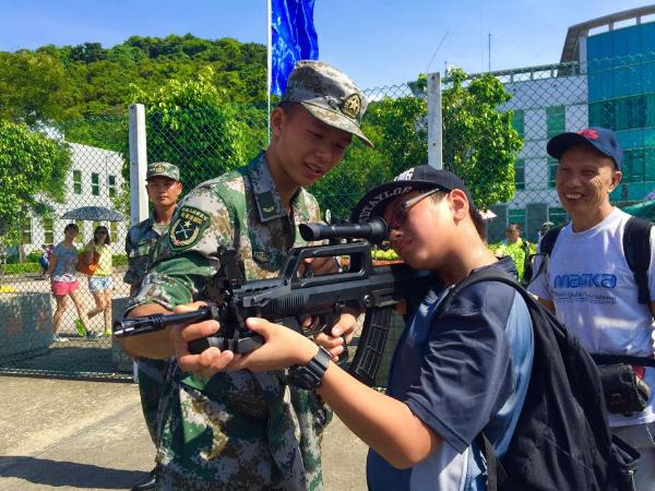 驻港部队"军营开放日":香港市民热捧军营体验