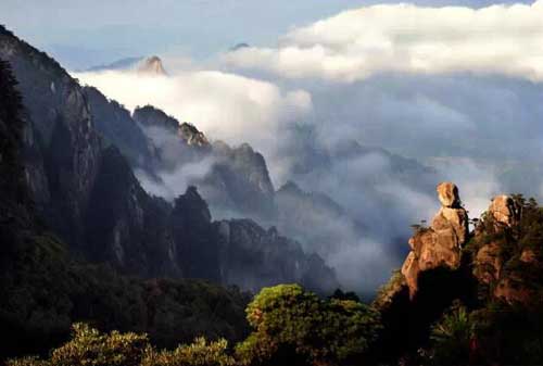 市玉山县与德兴市交界处的三清山,因玉京,玉虚,玉华三峰宛如道教玉清