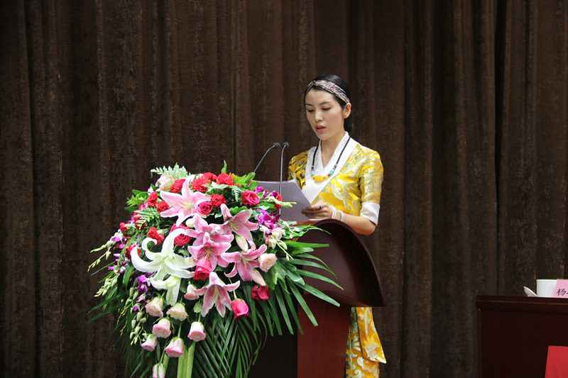 舞台剧《腊子口的曙光》总制片人央金卓玛