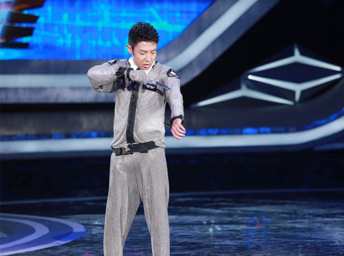 挑战不可能黄子韬挑战猛过关撒贝宁以身试刀验防鲨服