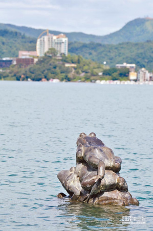 日月潭九蛙"解渴" 九蛙迭像仅剩3只露脸(图)(0/1291)