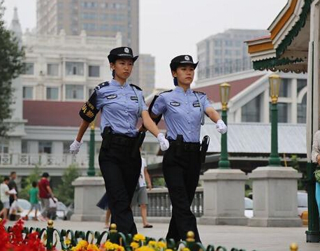 首支成建制军事化管理的女子巡逻辅警队哈尔滨上岗