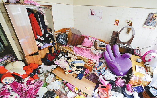 又跑到对面女邻居的房间砸得乱七八糟,还不时向窗外丢东西