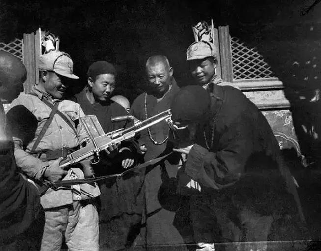 1944年,八路军展开局部反攻,解放五台山组图三:僧人围观战利品.