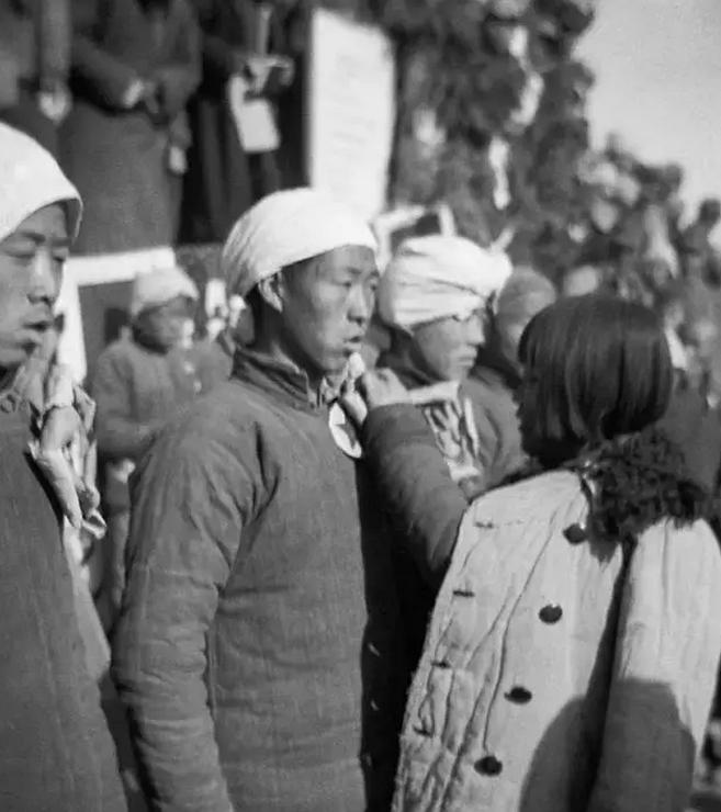 1942年,太行山区涉县人民送郎参军. 高帆 摄