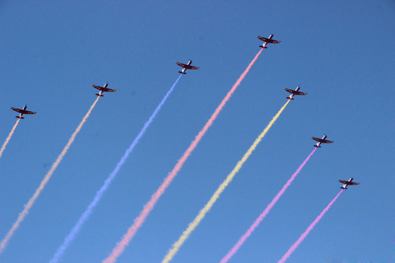 飞机拉"彩虹" 机群组"70"字样