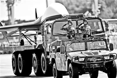 总参李天天少将(左)率无人机方队通过天安门广场供图/新华社