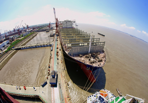 我国最大集装箱船郑和号在上海命名交付