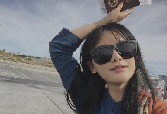 南笙携电影行走西班牙 素颜自拍心情好(图)
