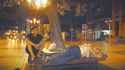 自力巷53号被推倒后的当晚,老黄和何苦只能露宿街头.