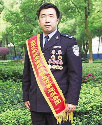 辽宁省鞍山市岫岩满族自治县公安局信息大队 教导员,刑侦大队副大队长