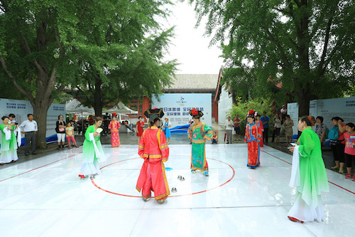 蹴鞠,也叫"蹋鞠","蹴球"等,"蹴"有用脚蹴,蹋,踢的含义,类似今天的足球