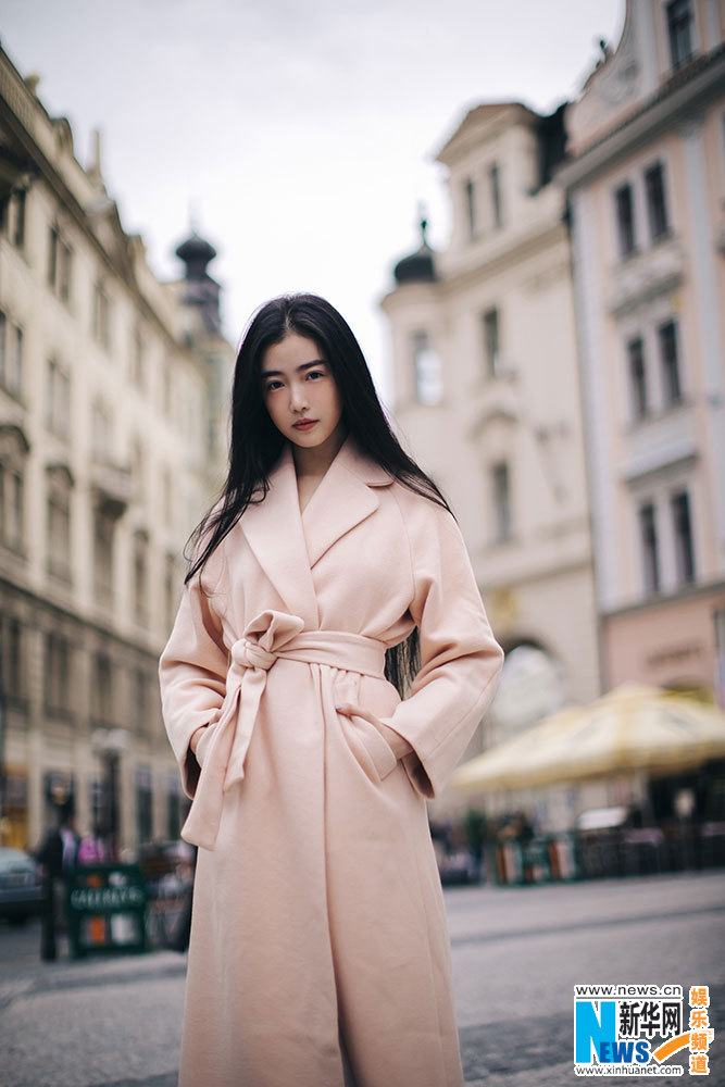 张辛苑布拉格随性写真 复古造型游走城市间(图)