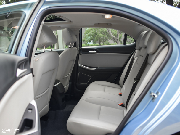 空间方面荣威e550表现的中规中矩,可以满足日常使用.