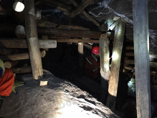 位于山东省平邑县保太镇的一个废弃石膏矿采空区发生坍塌,导致附近