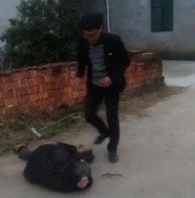 网曝一男子暴打老人视频涉案者已被抓获
