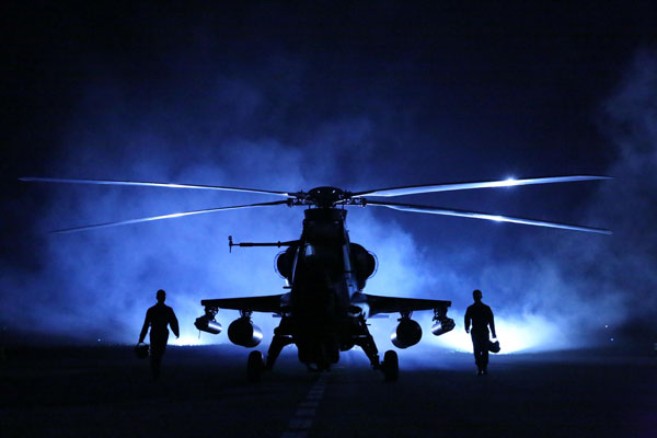 百架最新型武装直升机参演陆军一号演绎中国版壮志凌云