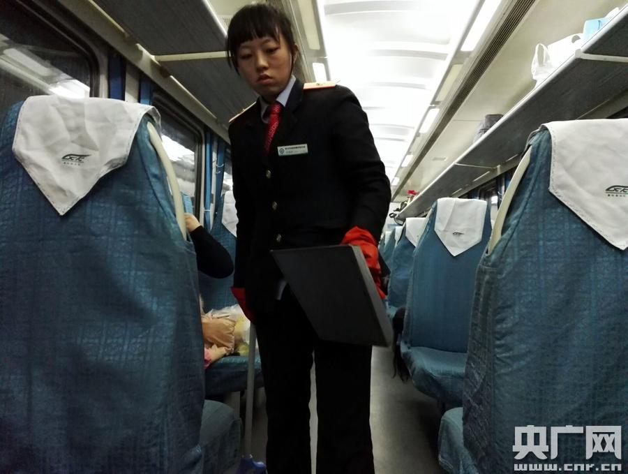 零点列车上的乘务员