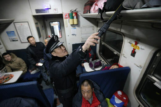 王延生检查旅客行李