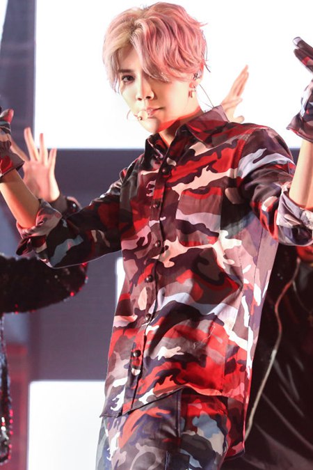 鹿晗巡演帅气热舞